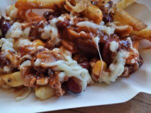 Leckere Chili-Cheese-Fries vom "Taunusgriller"